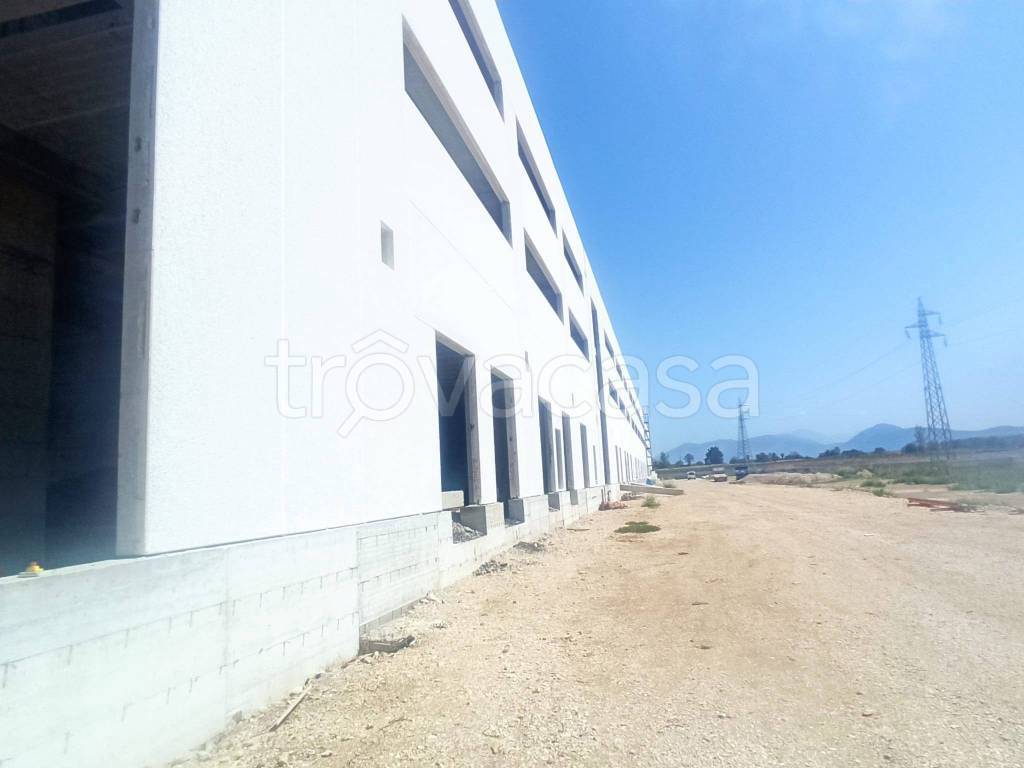 locale commerciale in affitto a Marcianise