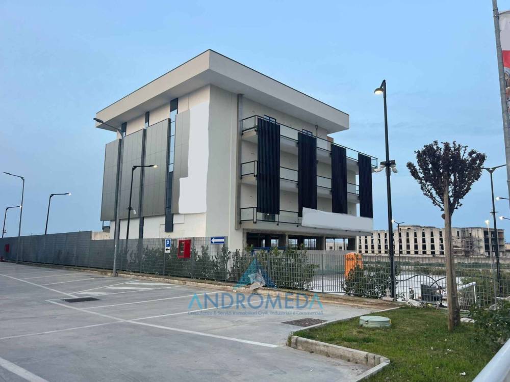 locale commerciale in affitto a Marcianise