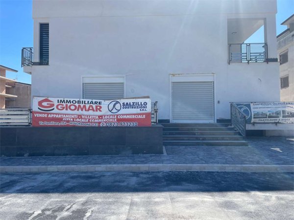 locale commerciale in affitto a Mondragone