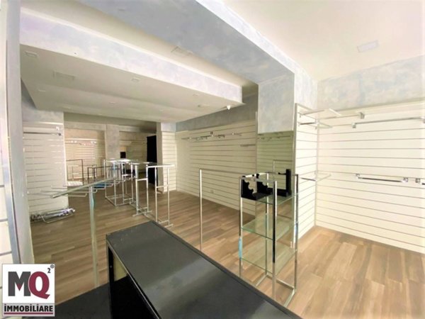locale commerciale in affitto a Mondragone