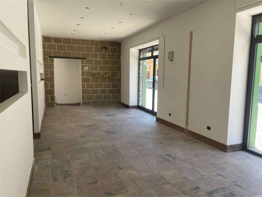 locale commerciale in affitto a Mondragone