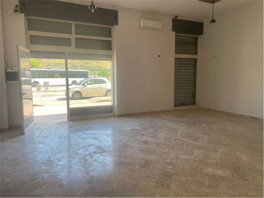 negozio in affitto a Mondragone