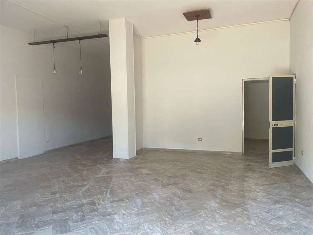 negozio in affitto a Mondragone