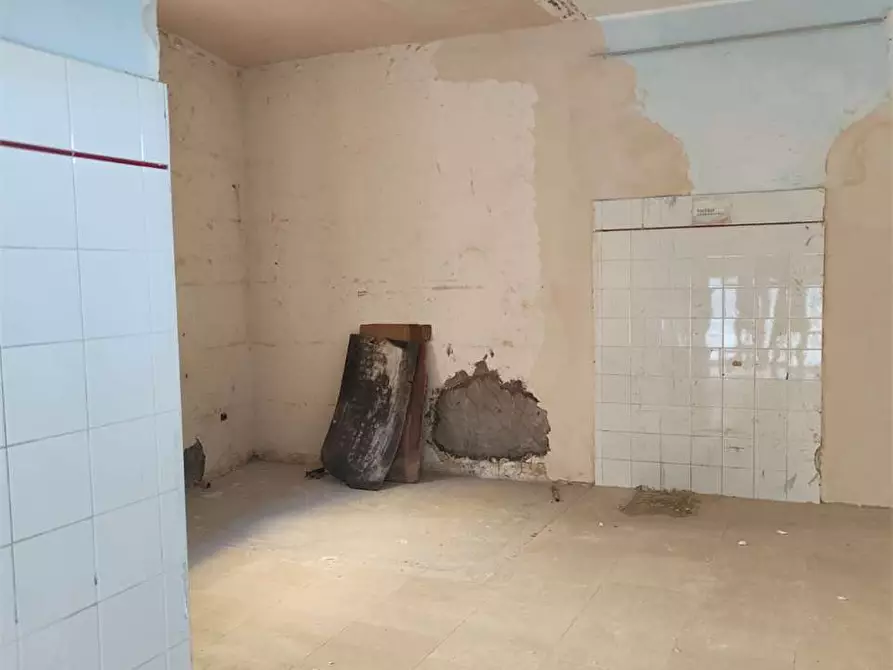 locale commerciale in affitto a Mondragone