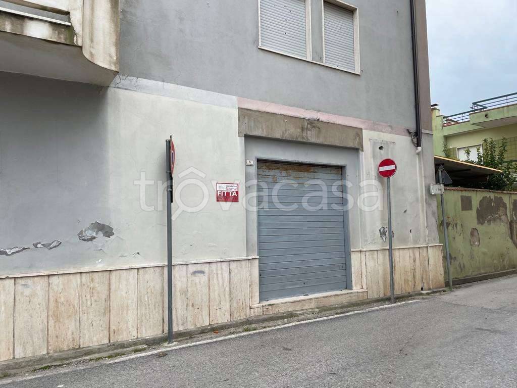 negozio in affitto a Mondragone