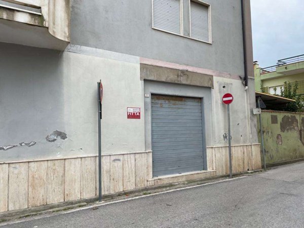 negozio in affitto a Mondragone