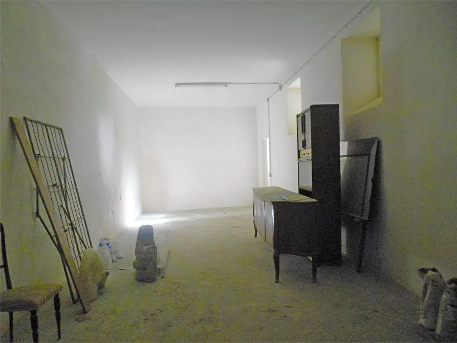 locale di sgombero in affitto a Mondragone