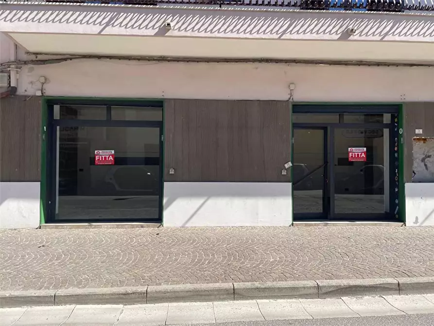 locale commerciale in affitto a Mondragone