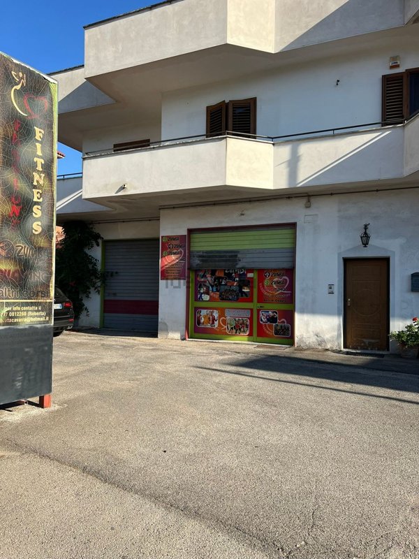 locale commerciale in affitto a Mondragone