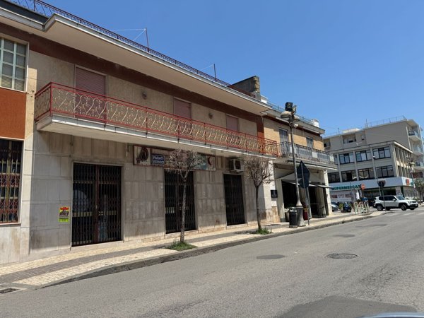 locale commerciale in affitto a Mondragone