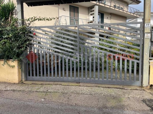 locale commerciale in affitto a Mondragone