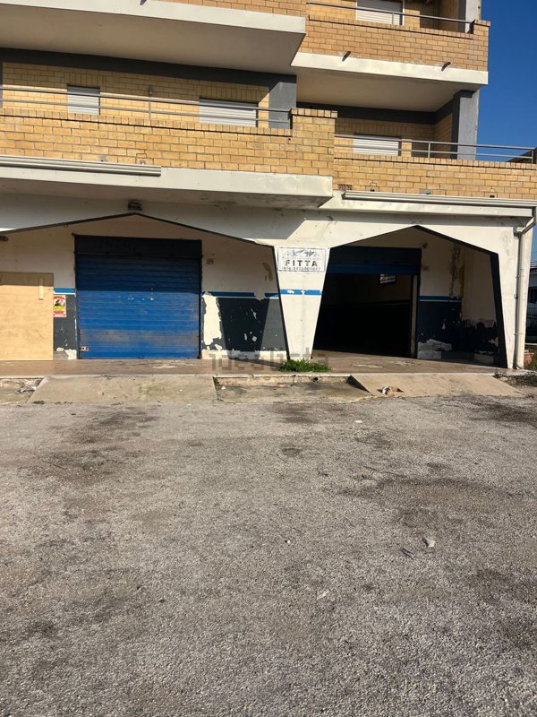 locale commerciale in affitto a Mondragone