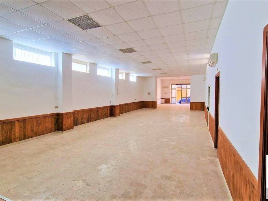locale commerciale in affitto a Mondragone
