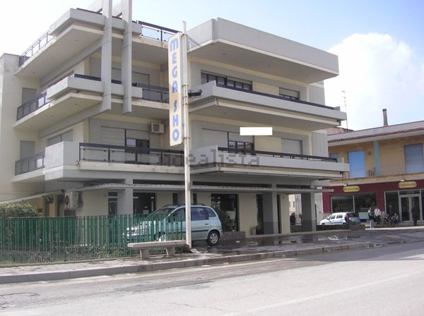 locale commerciale in affitto a Mondragone