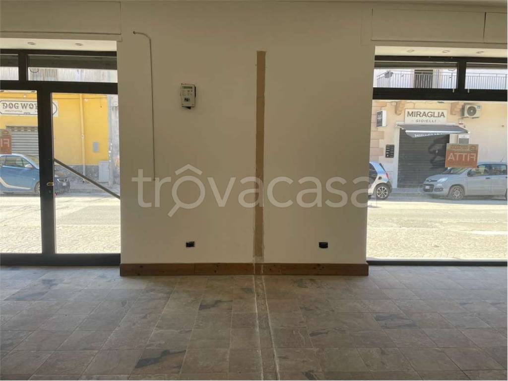 locale commerciale in affitto a Mondragone