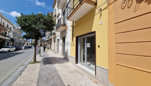 locale commerciale in affitto a Mondragone