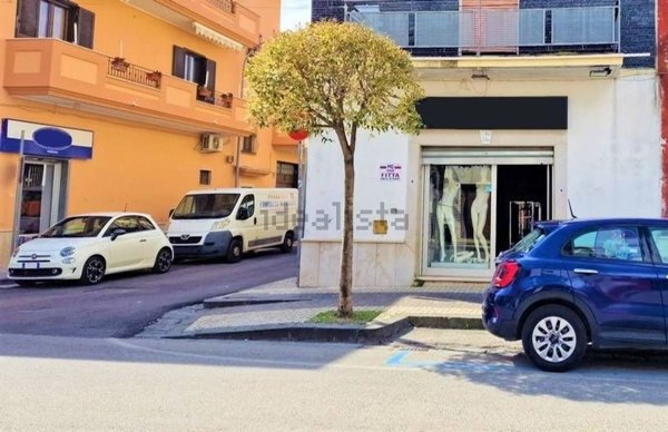 negozio in affitto a Mondragone