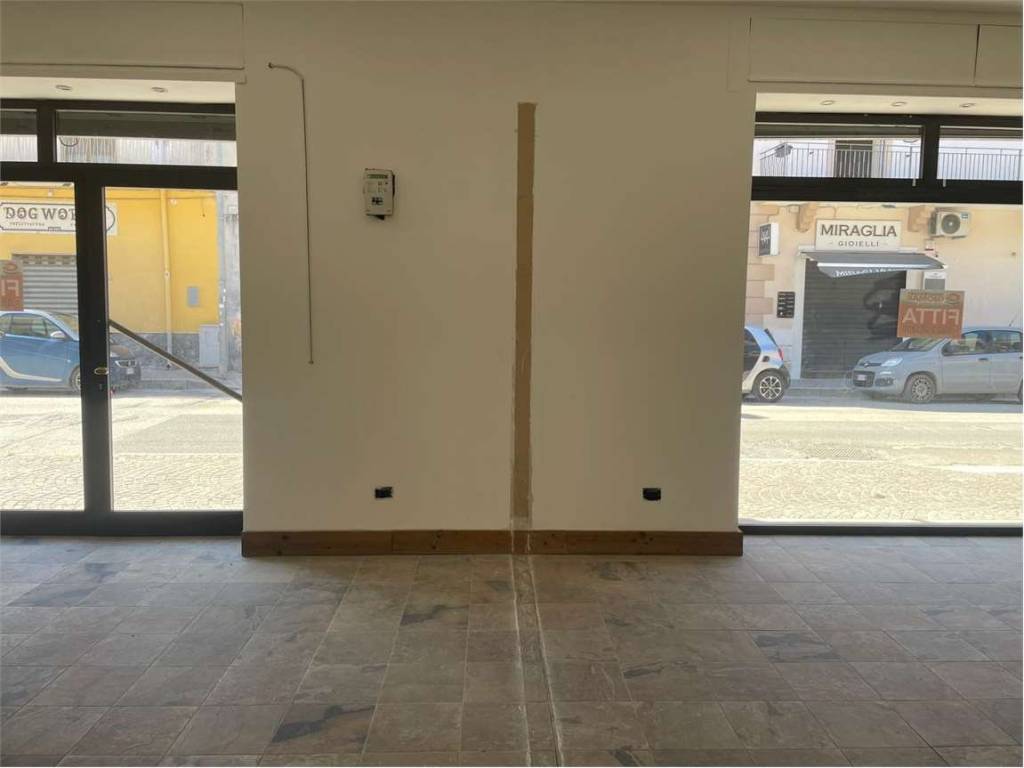 locale commerciale in affitto a Mondragone
