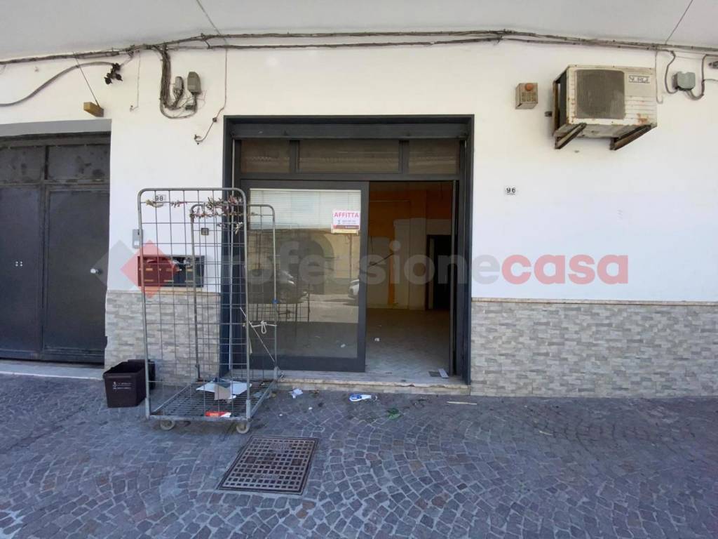 negozio in affitto a Mondragone