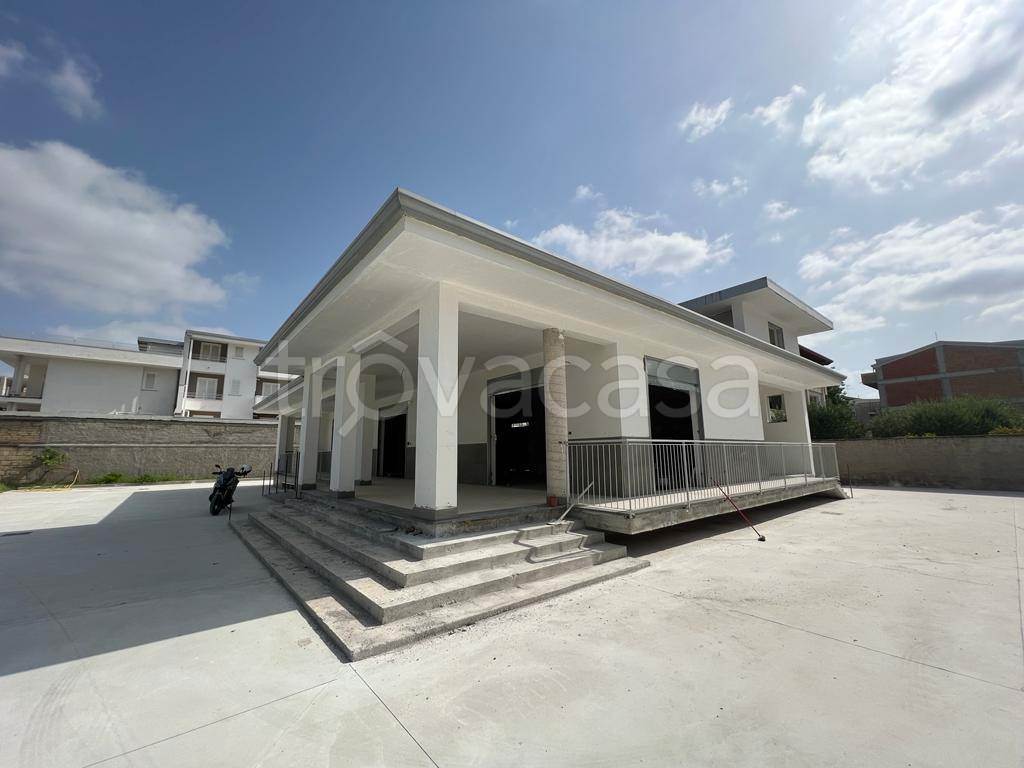 negozio in affitto a Parete