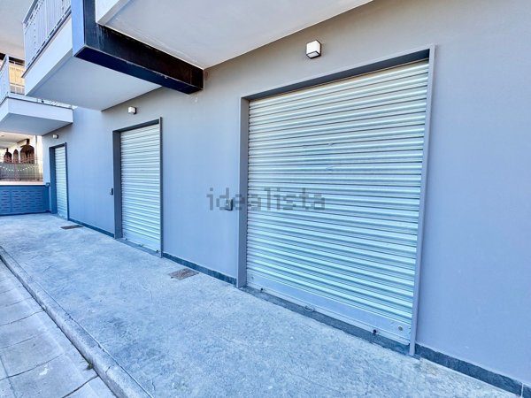 locale commerciale in affitto a Parete