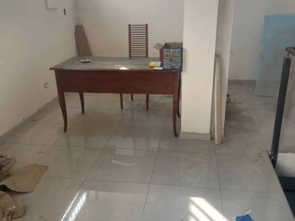 negozio in affitto a Parete