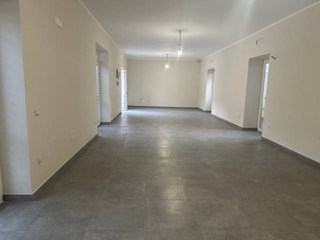 negozio in affitto a Parete