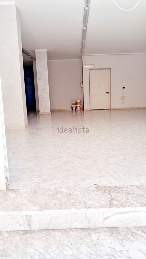 locale commerciale in affitto a Parete
