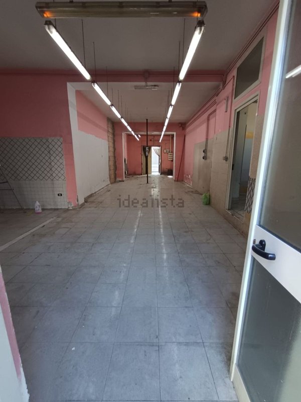 locale commerciale in affitto a Parete