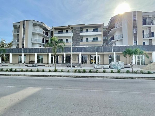 locale commerciale in affitto a Parete