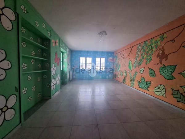 locale commerciale in affitto a Parete