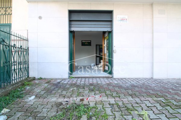 locale commerciale in affitto a Parete