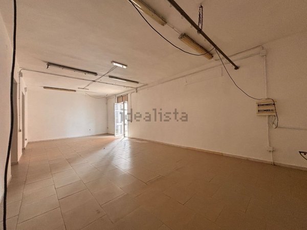 locale commerciale in affitto a Parete