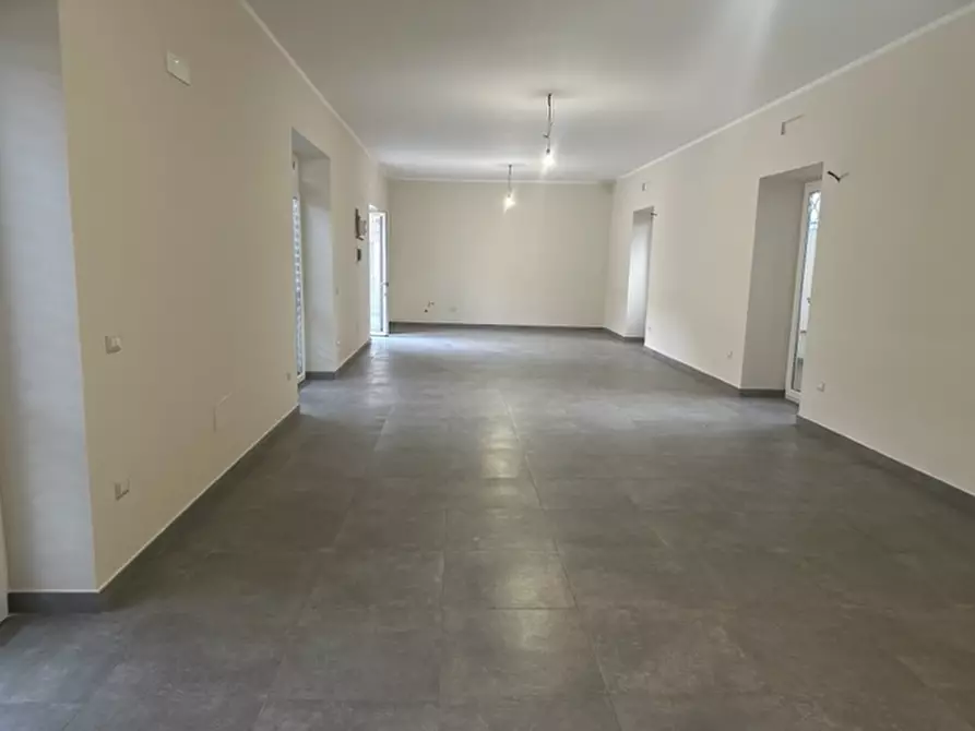 locale commerciale in affitto a Parete