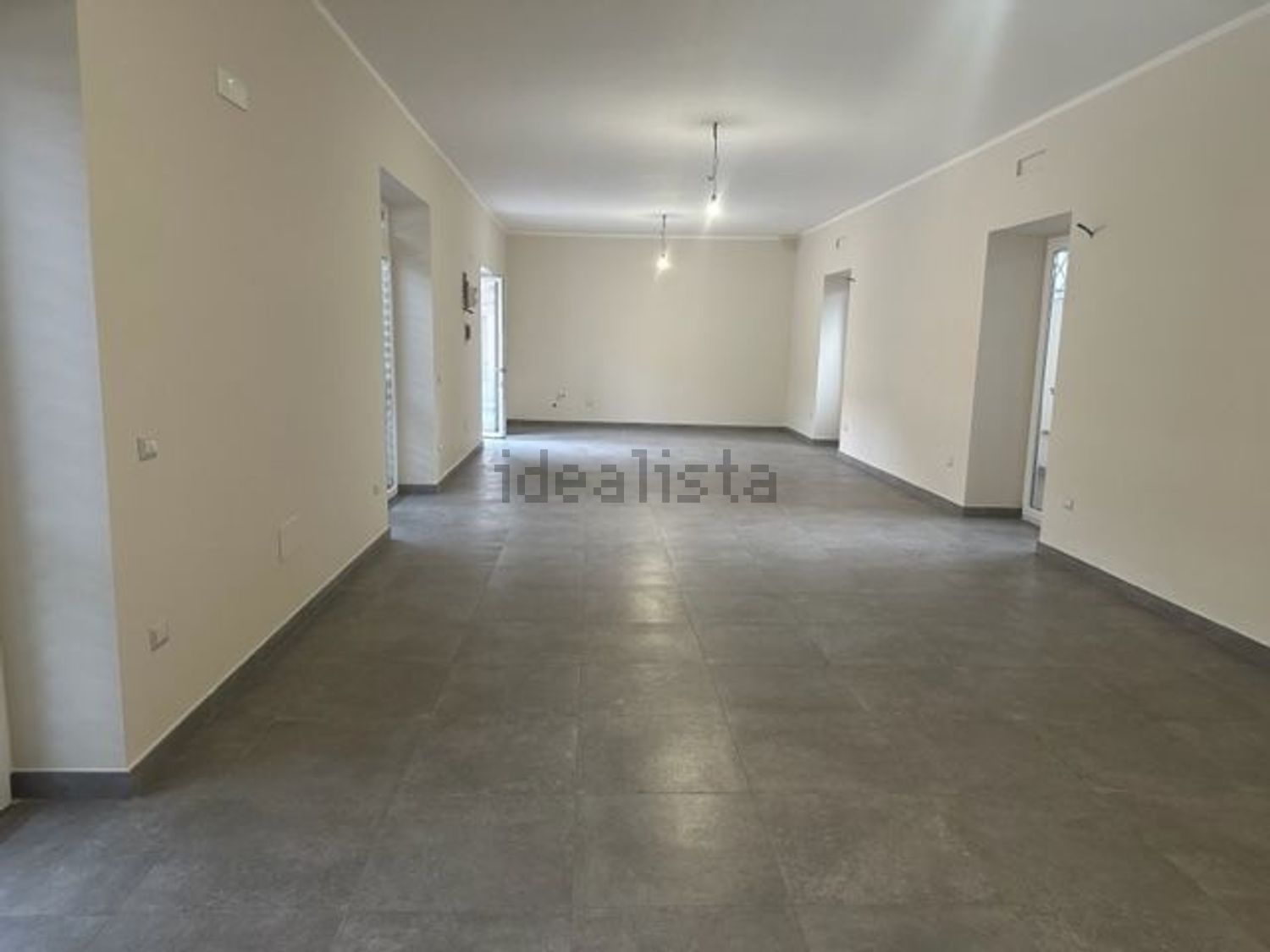 locale commerciale in affitto a Parete