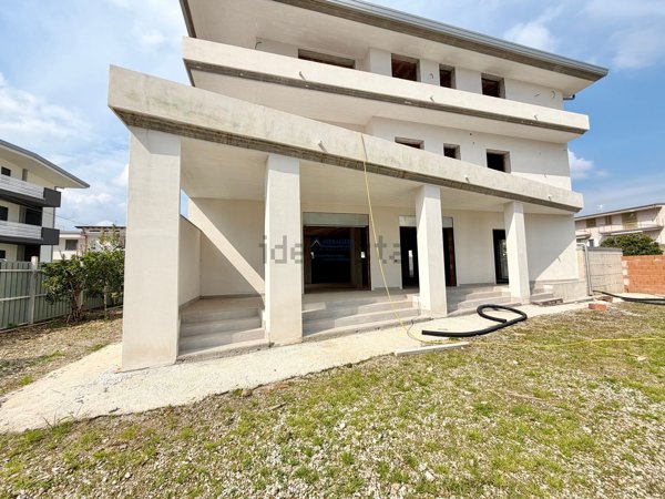 locale commerciale in affitto a Parete