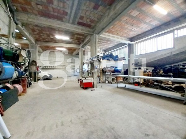 locale commerciale in affitto a Parete