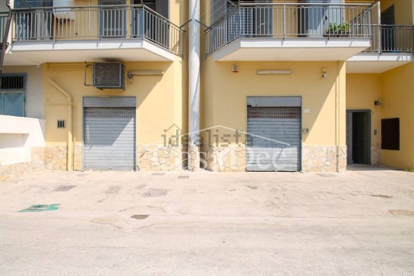 locale commerciale in affitto a Parete