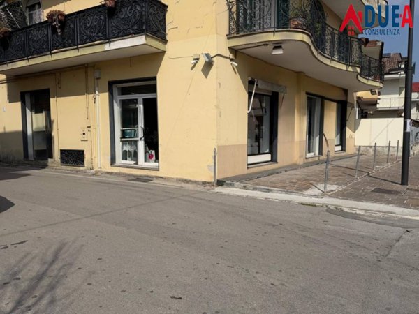 locale commerciale in affitto a Parete