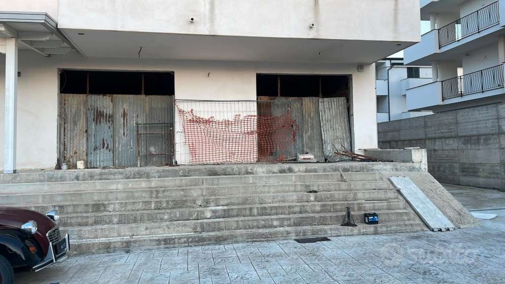 locale commerciale in affitto a Parete