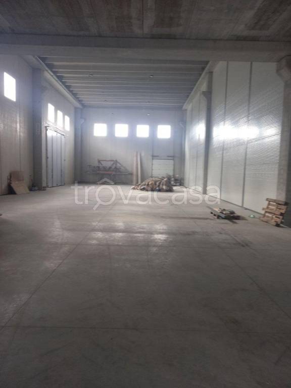 locale commerciale in affitto a Portico di Caserta