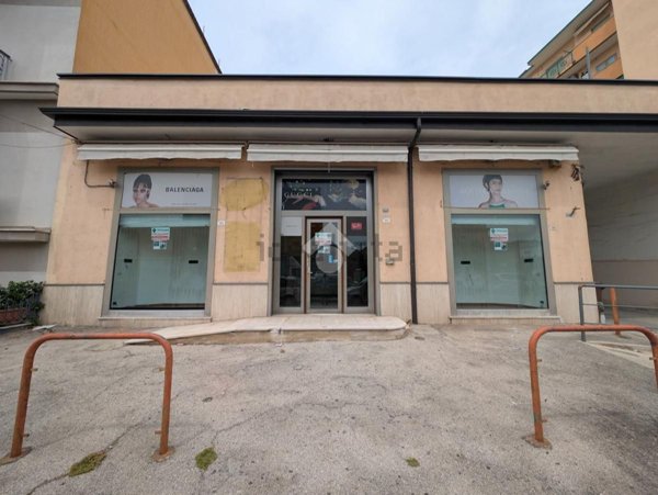 negozio in affitto a Pratella
