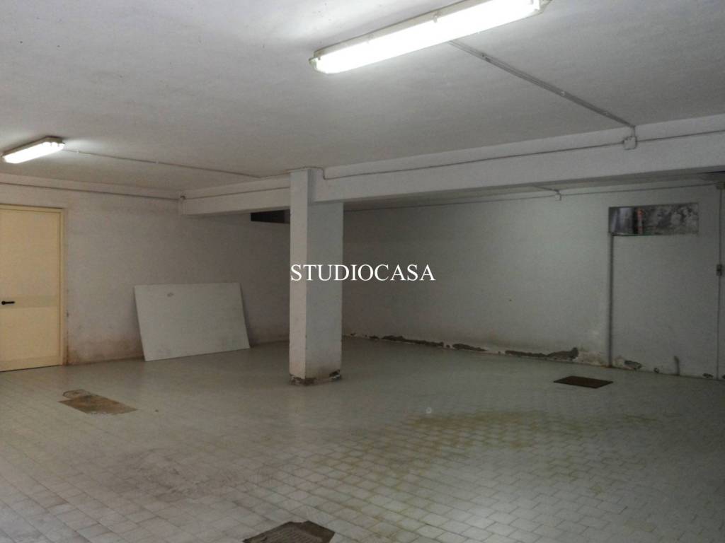 locale commerciale in affitto a Recale
