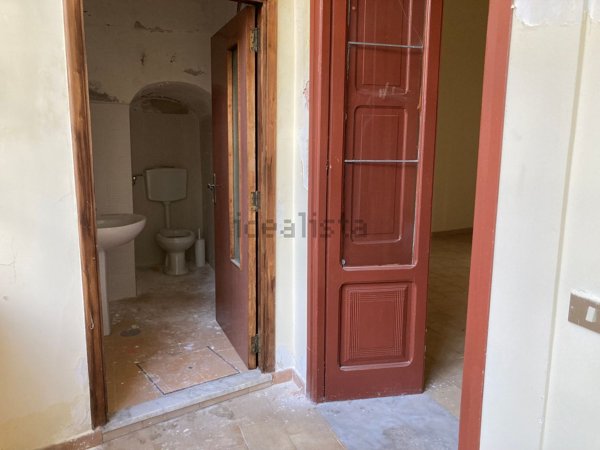 locale commerciale in affitto a Recale