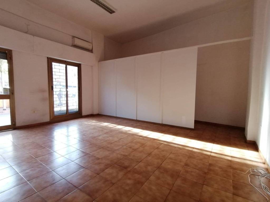 negozio in affitto a San Nicola la Strada