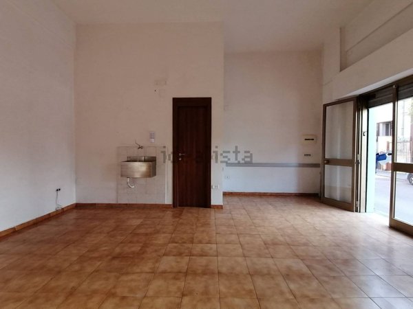 locale commerciale in affitto a San Nicola la Strada