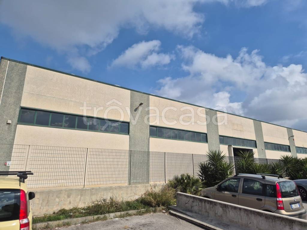 locale commerciale in affitto a San Nicola la Strada