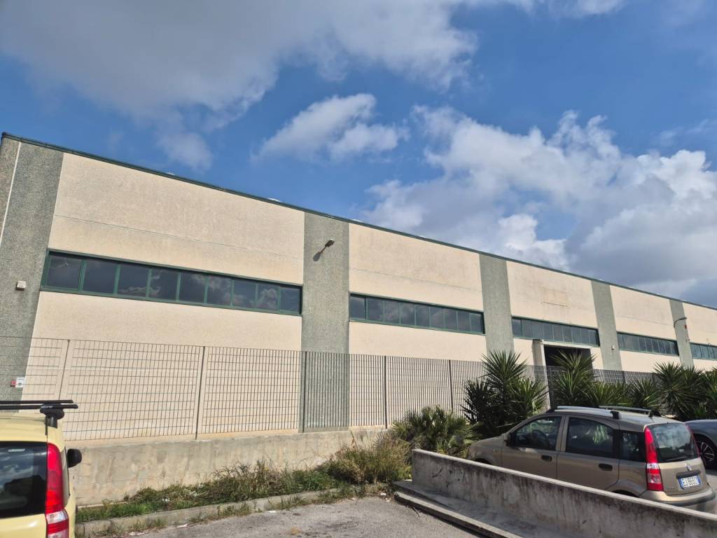 locale commerciale in affitto a San Nicola la Strada