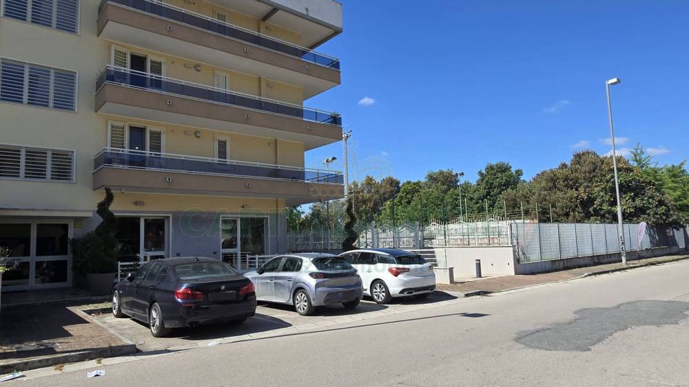locale commerciale in affitto a San Nicola la Strada