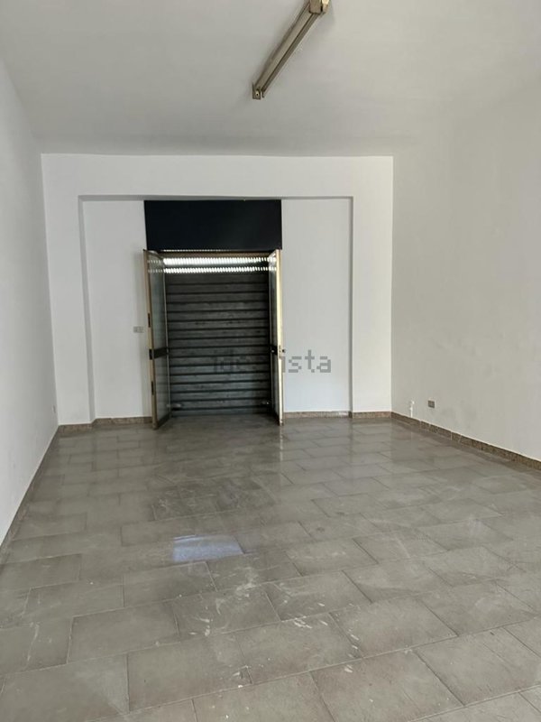 locale commerciale in affitto a San Nicola la Strada